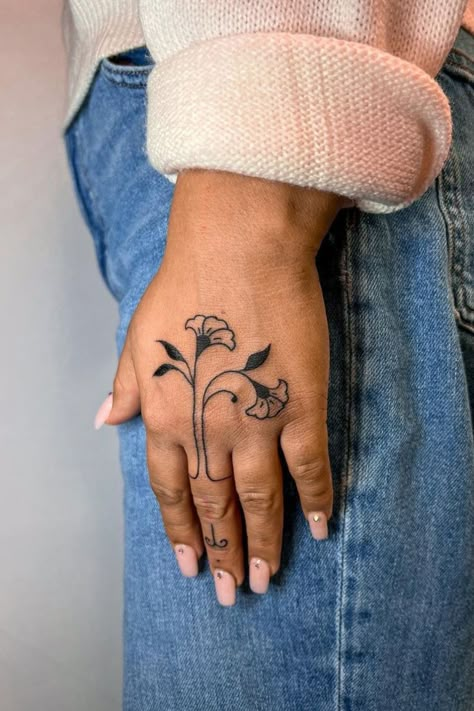 A bold-but-still-pretty floral design that stretches across the fingers and hand is a great way for impact. 📸 kswayart Finger Tattoo Idea, Nouveau Tattoo, Finger Tats, Hand And Finger Tattoos, Palm Tattoos, Hand Tats, Hand Finger, Hand Tattoos For Women, Finger Tattoo