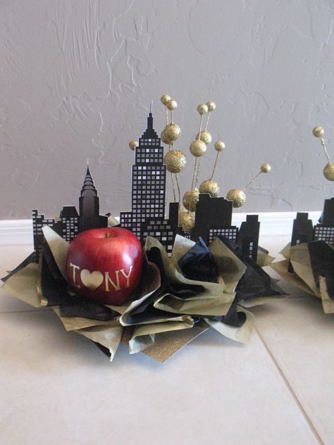 Centerpieces for my mom's upcoming 60th bd party 'New York' themed that a friend made. All from Michael's-faux apple, cardboard in between cityscape cardstock paper, tissue, gold ball sprays, and a styro base. New York Theme Party, Broadway Theme, Broadway Party, Birthday Dress 21st, New York Party, New York Theme, Prom Theme, Theme Party Decorations, New York Style