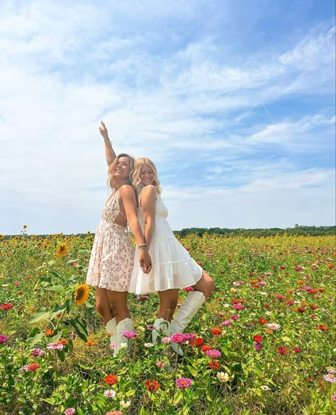 Tulip Farm Photoshoot Friends, Tulip Farm Poses, Best Friend Pictures Flower Field, Best Friend Pictures In A Field, Best Friend Photoshoot Flower Field, Picture Poses For One Person, Best Friend Photoshoot Sunflower Field, Cute Flower Photoshoot, Spring Friend Photoshoot