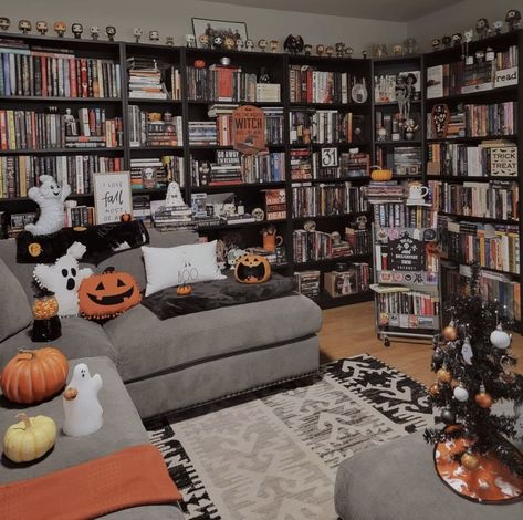 Victorian Home Ideas, Horror Home Decor, 2022 Bedroom, Cozy Home Library, Decor Ideas For Bedroom, Simple Home Decor Ideas, Halloween Bedroom Decor, Halloween Bedroom, Casa Halloween