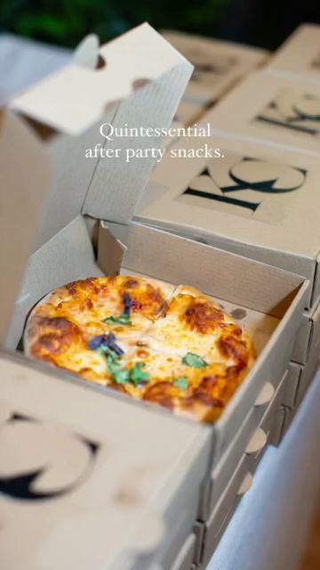 Pizza Wedding Favors, Pizza After Wedding, Wedding Pizza Truck, Custom Pizza Boxes Wedding, Wedding Pizza Boxes, Wedding After Party Food, Pizza Truck Wedding, After Party Food, Pizza Party Ideas