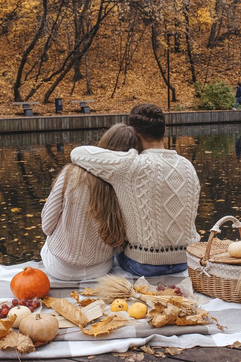 Lakeside Picnic, Picnic By The Lake, Picnic Aesthetics, Autumn Photo Shoot, Fall Date Ideas, Autumn Picnic, Picnic Photo Shoot, Winter Picnic, Family Photoshoot Poses