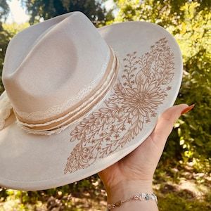 Cowboy Hat Crafts, Cowboy Hat Design, Straw Cloche Hat, Wide Brim Felt Hat, Custom Cowboy Hats, Custom Brand Design, Hand Burn, Felt Cowboy Hats, Painted Hats