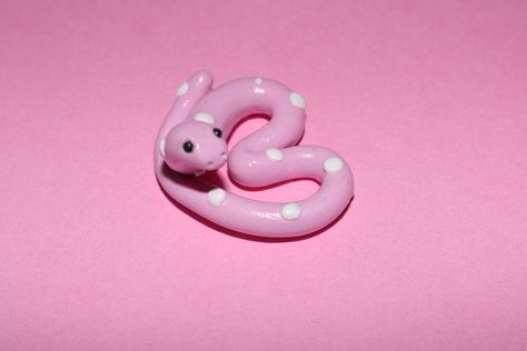 Snake Made Out Of Clay, Cute Small Clay Sculptures Easy, Clay Art Snake, Pink Polymer Clay Ideas, Small Things To Make With Clay Easy, Pink Clay Crafts, Cute Tiny Clay Ideas, Easy Clay Ideas Animals, Polymer Clay Animals Easy Step By Step