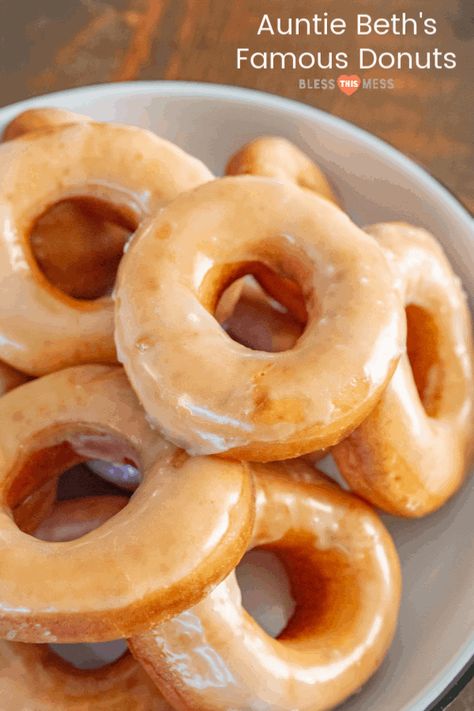 This easy yeasted donuts recipe makes light and fluffy donuts topped with a rich, creamy glaze. So easy to make and done in just a few hours! Glazed Donuts Recipe, Biscuit Donuts, Doughnut Recipe Easy, Easy Donut Recipe, Yeast Donuts, Krispy Kreme Donuts, Easy Donuts, Homemade Donuts Recipe, Fried Donuts