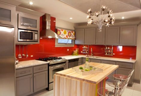 A sleek and contemporary masterpiece Red Kitchen Walls, Red Kitchen Cabinets, Red Backsplash, Hgtv Kitchens, Kitchen Cabinet Inspiration, Серая Кухня, Red Kitchen Decor, Kitchen Design Color, Kabinet Dapur