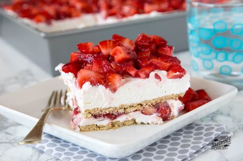 You love lasagna as a main dish, so why not serve it for dessert too? Layers of fresh strawberries, sweet cream, and graham crackers are stacked high in this no-bake sweet treat. Strawberry Cheesecake Lasagna, Cheesecake Lasagna, Strawberry Lasagna, Holiday Desserts Thanksgiving, No Bake Strawberry Cheesecake, Quick And Easy Sweet Treats, Easy Strawberry Cheesecake, Biscuits Graham, Easy Holiday Desserts