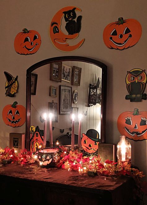 Old Fashioned Halloween Decorations, Classic Halloween Decor Living Room, 80s Halloween Decor, 2000s Halloween Decor, 90s Halloween Aesthetic Decor, Vintage Halloween Room, Vintage Halloween Aesthetic Decor, 90s Halloween Decorations, 90’s Halloween