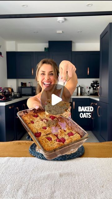 Emily Solman on Instagram: "Quick and easy vanilla raspberry baked oat squares (meal prep friendly & high protein!) ✔️🤌🏼  So far i’ve posted: - The lazy girl pancake / microwave pancake bowl - A berry breakfast crumble - A brownie breakfast bowl - Microwave french toast  and this week I’m making my boyfriend’s (well...fiance’s lol) favourite breakfast!  You will need (makes 4 -6 squares depending on how hungry you are) 👇🏼 🍌 3 bananas (mashed) 🥣200g quick cook oats  🥄80g vegan vanilla protein 🥄 1 tsp baking powder 🍯 2 Tbsp Agave / Honey, 🥄½ tsp salt 🥛400ml milk of choice ❤️50g raspberries Optional: top with yogurt, some more berries and a drizzle of syrup  HOW TO👇🏼 Assemble as demonstrated in the video 🫶🏼 (oven temp = 180*C fan) - cooking times may vary - whey protein = less Brownie Breakfast, Microwave Pancakes, Pancake Bowl, Breakfast Crumble, Oat Squares, Easy Breakfast Bake, Banana Crumble, Berry Breakfast, Oat Bars