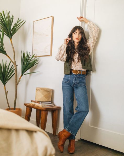 70s Outfits Aesthetic, 70s Aesthetic Fashion, Vest Outfits Aesthetic, Denim Vest Outfit, Fall Denim Trends, 70s Inspired Outfits, Denim Dress Outfit, New Darlings, Outfits 70s