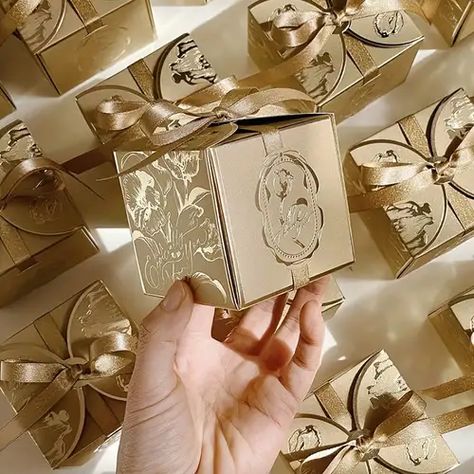 Gold Favor Boxes, Champagne Wedding Colors, Gold Wedding Favors, Wedding Candy Boxes, Candy Flowers, Candy Packaging, Gift Wrap Box, Wedding Favor Boxes, Paper Gift Box