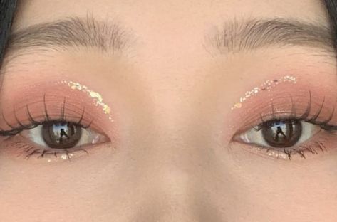 Korean Makeup Trends, Eyeshadow Highlighter, Make Up Gold, Cute Eye Makeup, Korean Eye Makeup, Eye Makeup Pictures, Ethereal Makeup, Liquid Blush, Pinterest Makeup