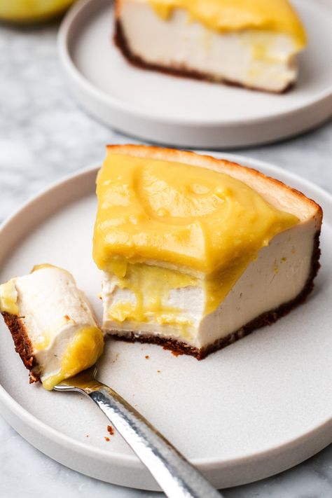 This ultra creamy vegan lemon cheesecake is full of zesty lemon dairy free cheesecake batter baked on a graham cracker crust- all without tofu nor nuts! Tofu Pumpkin Cheesecake, Vegan Lemon Cheesecake Recipe, Cheesecake With Lemon Curd, Desserts With Dates, Vegan Lemon Cheesecake, Lemon Tofu, Vegan Tofu Cheesecake, Sugar Free Vegan Desserts, Vegan Cheesecake No Cashews