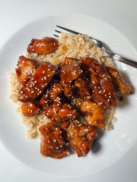 Enjoy this wonderful low-calorie Chicken Teriyaki & Rice recipe. It's guilt-free comfort food you can enjoy with just 412 calories! Low Calorie Chicken And Rice Recipes, Low Calorie Asian Recipes, Instant Pot Chicken Teriyaki, Low Cal Chicken Recipes, Low Calorie Recipes Easy, Dinner Under 300 Calories, Teriyaki Rice, Low Calorie Chicken, Can Chicken Recipes