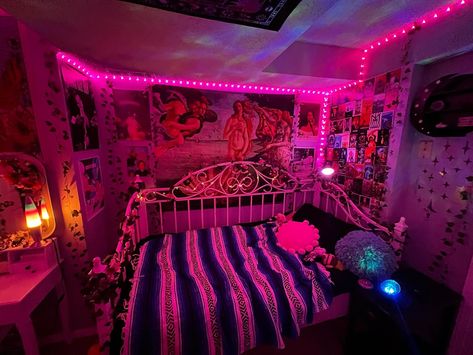 Room Tapestry Ideas, Trippy Rooms Bedrooms, Trippy Room Ideas, Trippy Apartment, Y2k Tapestry, Room Shelf Ideas, Room Ideas Y2k, Y2k Room Ideas, Y2k Room