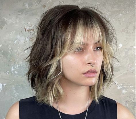 Short Shag Blonde Highlights, Short Curtain Bangs Money Piece, Moneypiece Short Hair, Shag Haircut Money Piece, Short Narcissa Malfoy Hair, Short Hair Color Blocking, Color Blocking Hair Blonde, Color Block Hair Ideas Bangs, Color Blocking Bangs