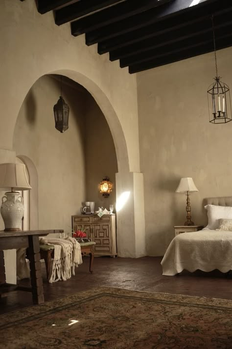 Master Bedrooms Spanish, Mexican Style Bedroom Master Suite, Mexican Hacienda Bedroom, Mexico Aesthetic Home, Hacienda Aesthetic, Spanish Bedroom Ideas, Mexican Villa House, Mexican Modern House, Hacienda Style Bedroom