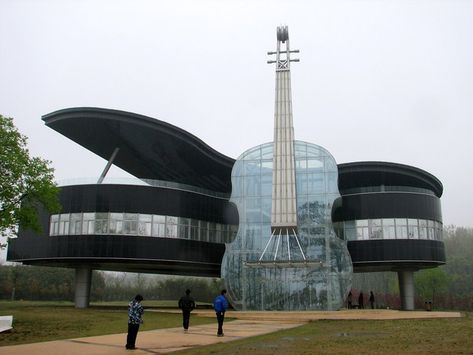 China's Grand Piano and Violin Home can be found in the An Hui Province. The structure was designed by students from the Hefei University of Technology. Strange Architecture, Piano House, Architecture Cool, Crazy House, Unusual Buildings, Jenni Rivera, Amazing Music, Unusual Homes, Interesting Buildings