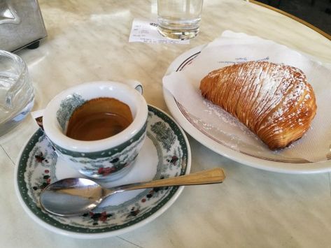 Il caffè e la sfogliatella riccia - Foto di Gran Caffe Gambrinus, Napoli - Tripadvisor Cibo Aesthetic, Coffee Wallpaper, Pizza Slice, A Bar, In November, Sunday Morning, Coffee Break, Naples, Coffee Drinks