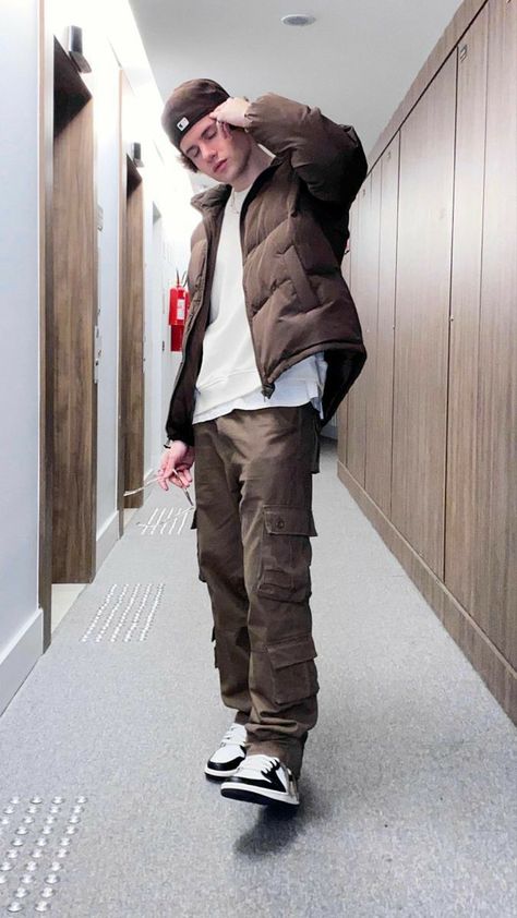 Fitted Caps Men Outfit, Jordan 1 Outfit Men Fashion, Jordan 1 Outfit Men, New Era Outfit, Cap Outfit Men, Jordan 1 Mocha, Cargo Pants Outfit Men, Jordan 1 Outfit, Nike Off White