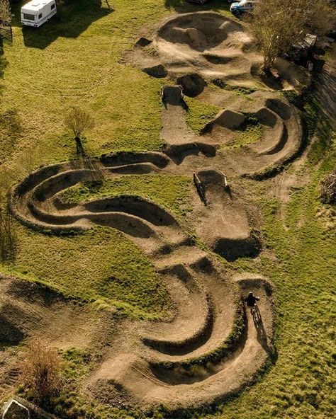 Dirt Pump Track, Mountain Bike Trails Building, Pumptrack Design, Backyard Pump Track, Bike Parking Design, Bike Pump Track, Rc Car Track, Dirt Bike Track, Jump Park