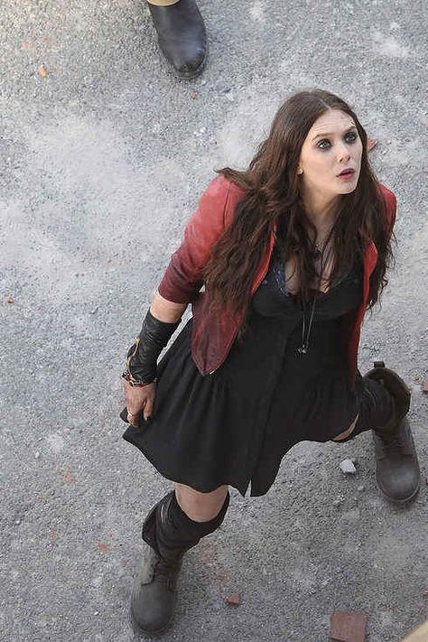 Brunette Movie Characters Costume, Scarlet Witch Avengers, Comiccon Cosplay, Scarlet Witch Cosplay, Наташа Romanoff, Avengers 2, Olsen Scarlet Witch, Elizabeth Olsen Scarlet Witch, Wanda Maximoff Scarlet Witch