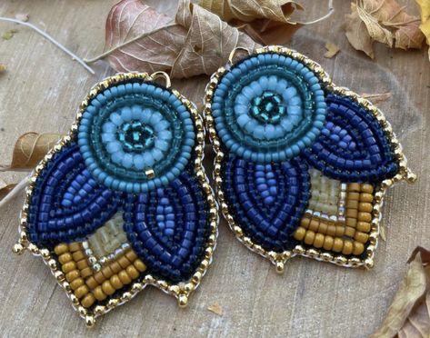 First Nations Beading, Indigenous Beaded Earrings Patterns, Flat Stitch Beaded Earrings, Metis Beadwork Patterns, Powwow Earrings, Indigenous Beaded Earrings, Indigenous Earrings, Native American Beadwork Earrings, Powwow Beadwork