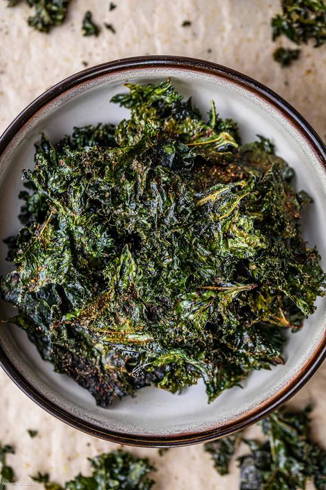 Crispy kale chips - #kale #chips #recipe #eatwell101 - A healthy snack that's 100% guilt-free. Try this kale chips recipe and satisfy your snack cravings! - #recipe by #eatwell101® Kale Chips Recipe Baked, Low Carb Turkey Meatballs, Leafy Greens Recipes, Baked Plantain Chips, Kale Chips Recipe, Greens Recipes, Easy Healthy Snacks, Meal Plan Recipes, Kale Chips Baked