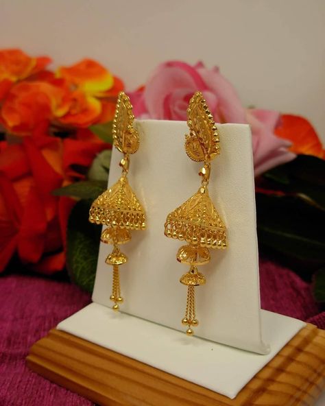 Jumka Gold Earrings Designs, Jumka Design Gold, Gold Earrings Design, Beautiful Gold Earrings, Small Gold Earrings, Small Earrings Gold, Gold Earrings Indian, Gold Jewelry Outfits, New Gold Jewellery Designs