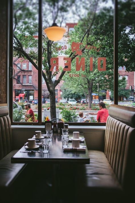 Small Diner Restaurant Ideas, Rug Kitchen Table, Diner Aesthetic, Kitchen Table Set, Small Town Life, Table Farmhouse, American Diner, Decoration Kitchen, Small Town Girl