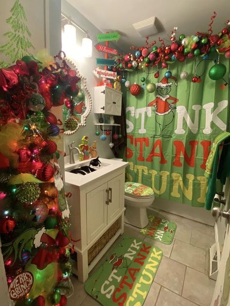 Grinch Love 2023 | Our Grinchy bathroom 💚 | Facebook The Grinch Bathroom Decor, Grinch Christmas Decorations Bedroom, Grinch Bedroom Ideas, Grinch Christmas Living Room, Grinch Bathroom Decor Ideas, Grinch Archway, Grinch Bathroom Ideas, Grinch Room Decor, The Grinch Christmas Decor