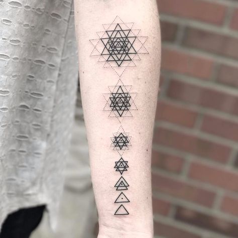 Sri Yantra Meaning, Sri Yantra Tattoo, Yantra Tattoo, Band Tattoos For Men, Mandala Hand Tattoos, Dragon Tattoo Back Piece, Chakra Tattoo, Geometric Sleeve Tattoo, Om Tattoo