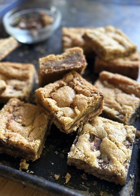 Heath Bar Blondies Recipe - Easiest Dessert You'll Ever Make Dessert Recipes Heath Bar, Heath Desserts, Heath Bar Recipes, Heath Bar Dessert, Toffee Bits Recipe, Heath Cookies, Heath Bar Cookies, Blondies Recipe Easy, Toffee Cookie Recipe