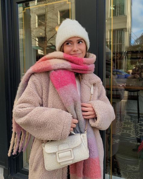 Pink Scarf Outfit, Mykenna Dorn, Scarf Aesthetic, Pink Winter Coat, Fur Coat Fashion, Color Blocking Outfits, Petite Clothing, Scarf Outfit, Pink Scarf