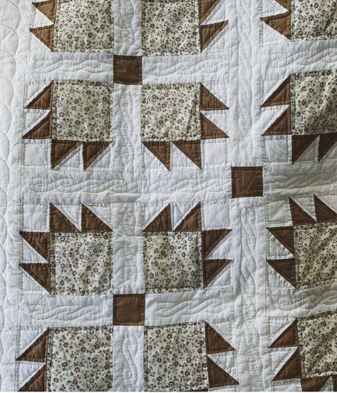 Paw Crochet, Handmade Quilts For Sale, Tiled Quilt, Vintage Quilts Patterns, Neutral Quilt, Homemade Quilts, Bear Quilts, Quilts Decor, Heirloom Quilt