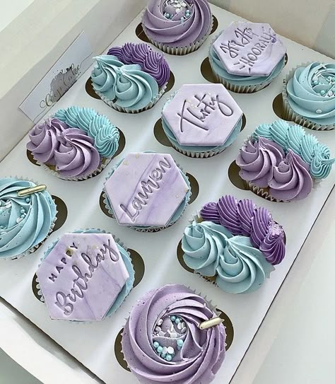 Cupcakes Lila, Purple And Blue Cupcakes, Blue And Purple Cupcake Ideas, Blue Purple Cupcakes, Purple And Silver Cupcakes, Cupcakes With Purple Frosting, Purple Teal Cupcakes, Buttercream Frosting For Cupcakes, Elegant Cupcakes