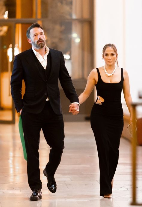 All of Jennifer Lopez's honeymoon outfits with Ben Affleck Jlo And Ben Affleck, Ben Affleck Jennifer Lopez, Ben And Jen, Honeymoon Wardrobe, J Lo Fashion, Dinner In Paris, Hollywood Couples, Honeymoon Outfits, Celebrity Lifestyle