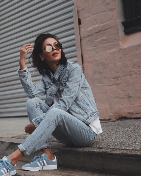 Portret Feminin, Double Denim Looks, Urban Fashion Photography, Urban Fashion Trends, Pose Fotografi, Shotting Photo, Women's Outfits By Occasions, Photoshoot Idea, Denim Ideas