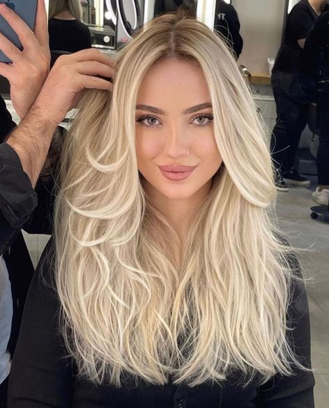 Long Flowy Feathered Hairstyle Perfect Blonde Hair, Bright Blonde Hair, Summer Blonde Hair, Dyed Blonde Hair, Light Blonde Hair, Blonde Hair Inspiration, Blonde Hair Shades, Blonde Hair Looks, Long Blonde