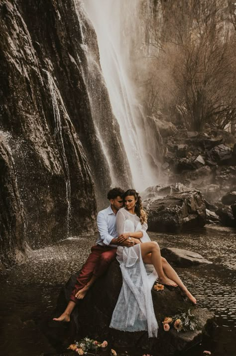 Water Engagement Photos, Wedding Fotos, Waterfall Wedding, Waterfall Photo, Couple Engagement Pictures, Pre Wedding Photoshoot Outdoor, Engagement Pictures Poses, Pre Wedding Poses, Engagement Photo Poses