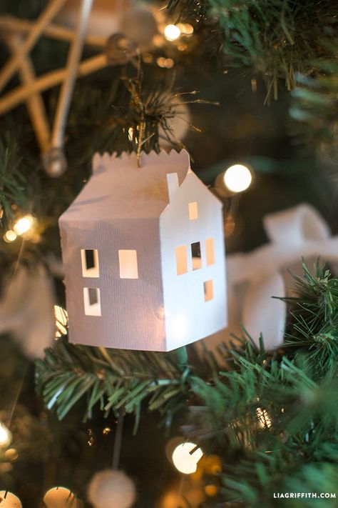 Crismas Ideas Decoration, Crismas Ideas, Easy To Make Christmas Ornaments, Pretty Christmas Decorations, House Tree, Paper Christmas Decorations, Paper House, Xmas Diy, Paper Ornaments