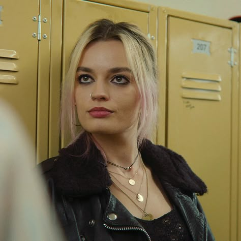 Maeve Wiley Makeup, Mave Wiley, Emma Mackay, Pink Grunge Outfits, Heavy Eye Makeup, Grunge Outfits Black, Maeve Wiley, Emma Mackey, Princess Videos