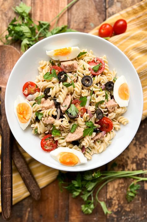 Spanish Tuna Pasta Salad | Classic Recipe that´s Filled with Goodness Pasta Salad Classic, Spanish Pasta, Tuna Pasta Salad Recipes, Seafood Stew Recipes, Tuna Pasta Salad, Classic Pasta Salad, Tuna Salad Pasta, Fusilli Pasta, Tuna Pasta