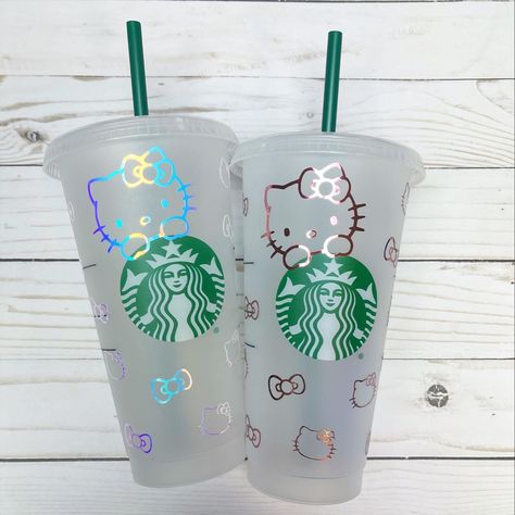 Starbucks Plastic Cup Design, Plastic Cups Design, Cups Vinyl, Hello Kitty Water Bottle, Couple Cups, Sanrio Things, Cricut Cups, Disney Cricut, Starbucks Cup Design