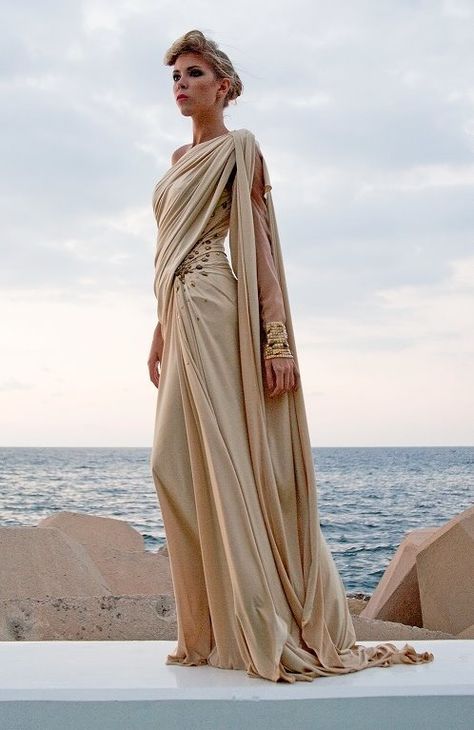 Grecian-style witch’s robes (Edward Arsouni) Roman Goddess Dress, Ancient Greek Dress Goddesses, Greek Fashion Ancient, Ancient Greek Fashion, Roman Women Dress, Greek Inspired Fashion, Ancient Roman Clothing, Roman Dress, Roman Goddess