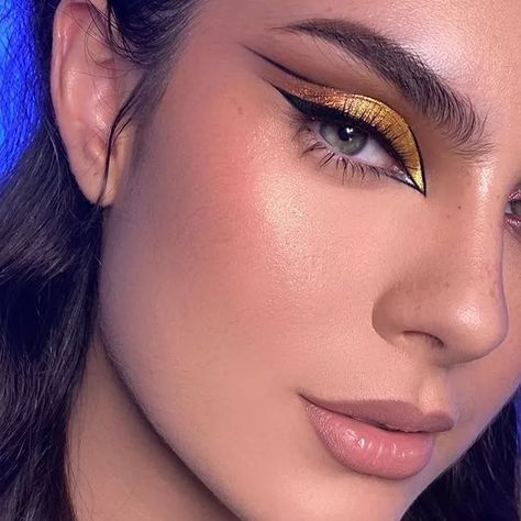 16 Stunning Gold Eyeshadow Looks to Wear All Year Round Egypt Makeup, Gold Eyeshadow Looks, Golden Eyeshadow, Golden Makeup, Ball Makeup, Make Up Gold, Gold Eyeliner, Gold Makeup Looks, Party Makeup Looks