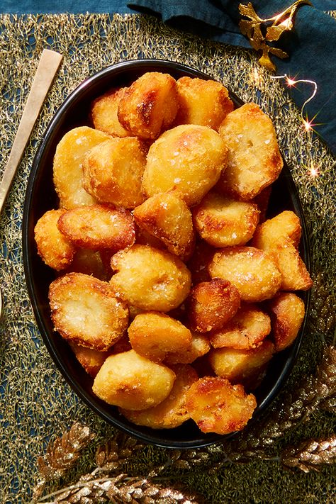 Nigella Christmas, Best Roast Potatoes, Celebrity Chef Recipes, Nigella Lawson Recipes, Perfect Roast Potatoes, Perfect Roast, Roasted Potato Recipes, Bbc Food, Roast Potatoes