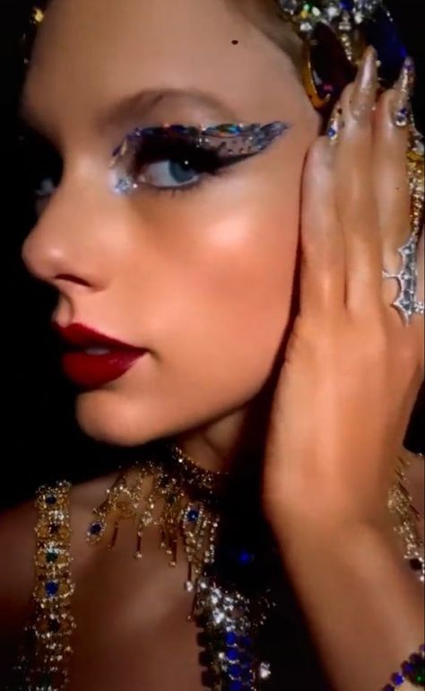 Taylor Swift Bejeweled Makeup, Taylor Swift Makeup, Taylor Swift Cat, Photoshoot Moodboard, Concert Makeup, Taylor Swift Midnights, Inspired Photoshoot, Taylor Swift Fearless, Estilo Taylor Swift