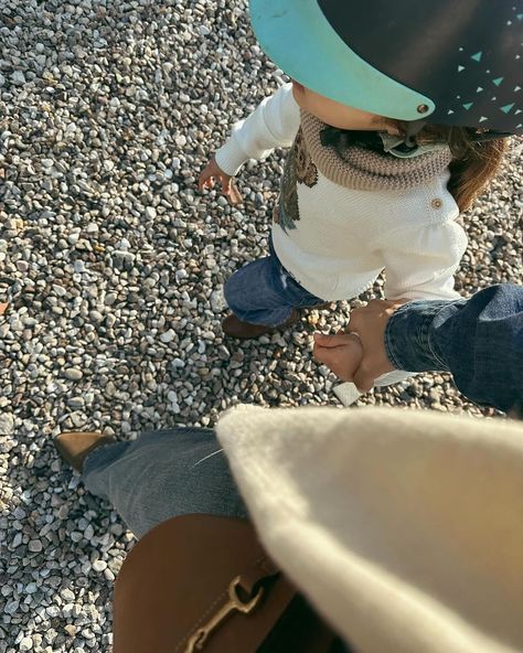 ¡Igualita a mamá! 👩🏻👧🏻 Blu Jerusalema, la hija de Gianluca Vacchi y Sharon Fonseca, es toda una ‘mini yo’ de la modelo que viste igual que ella a sus tres años. ‘Creando recuerdos con mi mejor amiga 🐎🥰💖’, escribe orgullosa al compartir estas imágenes con su pequeña. (📸 @sharfonseca) #sharonfonseca #blujerusalema #gianlucavacchi #madre #hija Mini Yo, Visual Board, On Instagram, Instagram