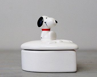 Vintage Snoopy Trinket Box - Snoopy Love Jewelry Box - White Ceramic Heart Shaped Jewelry Box Ceramic Trinket Box Ideas, Snoopy Clay, Snoopy Sitting, Snoopy Ceramic, Snoopy Heart, Snoopy Stuff, Ceramic Jewelry Box, Snoopy Collection, Clay Box